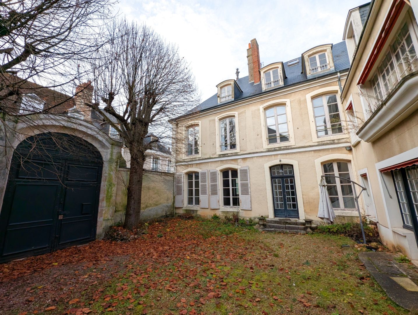Maison de Ma\u00eetre centre ville