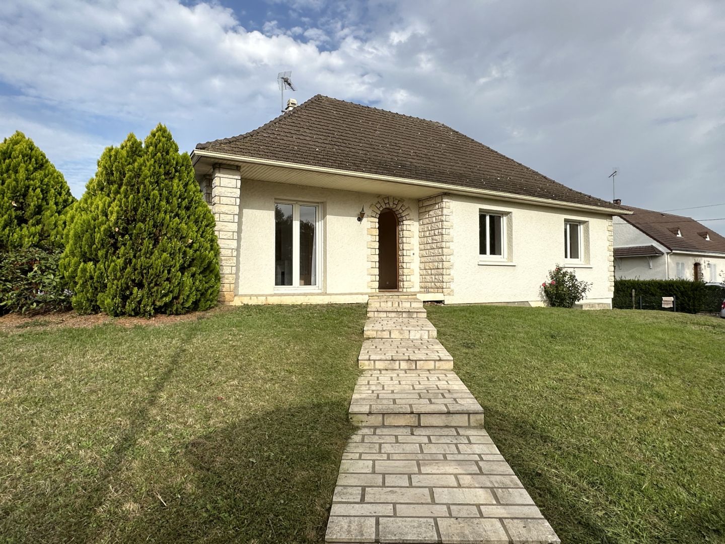 Pavillon sur sous sol \u00e0 proximit\u00e9 de toutes les commodit\u00e9s