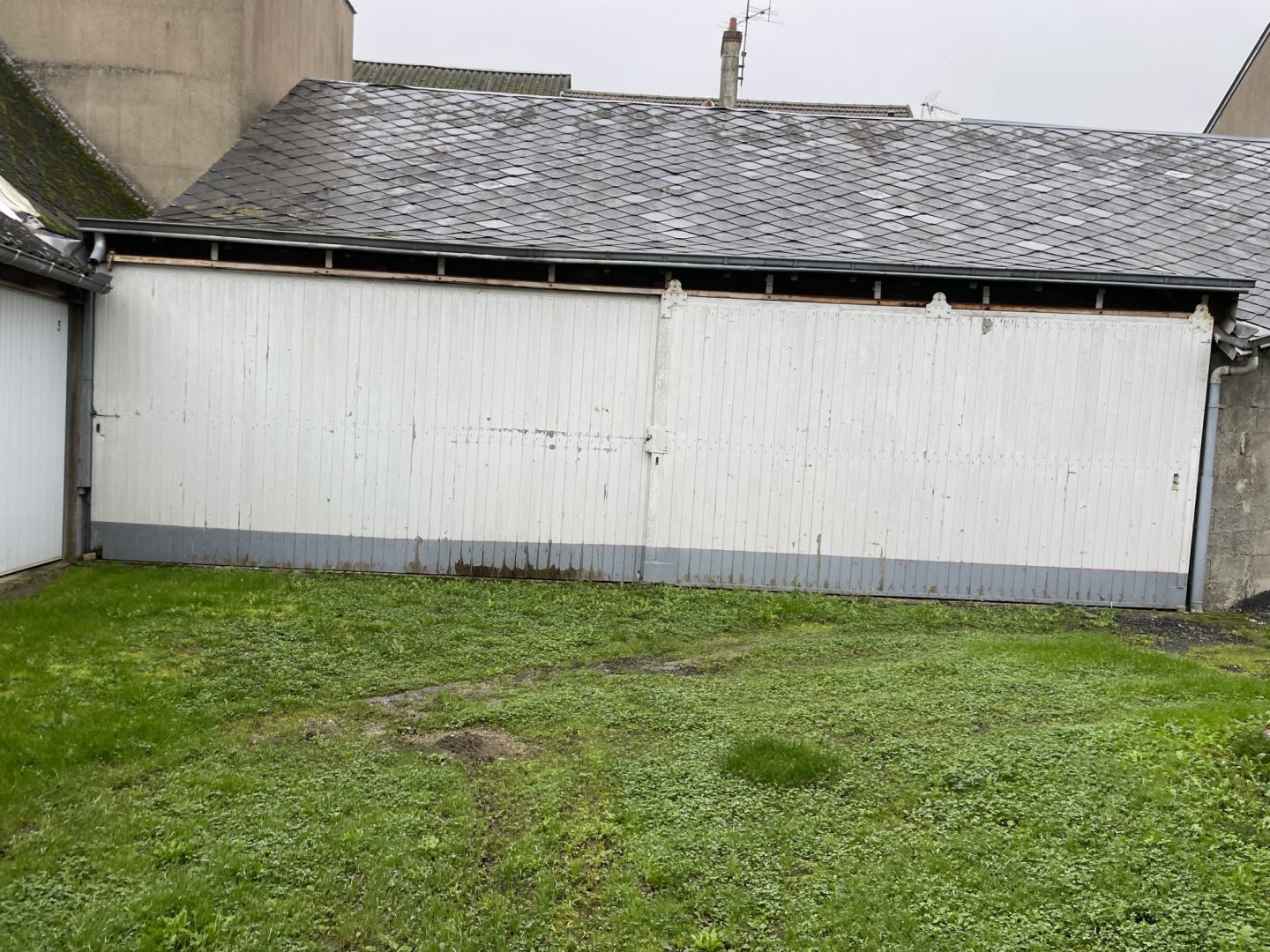 une place de parking dans un garage partag\u00e9