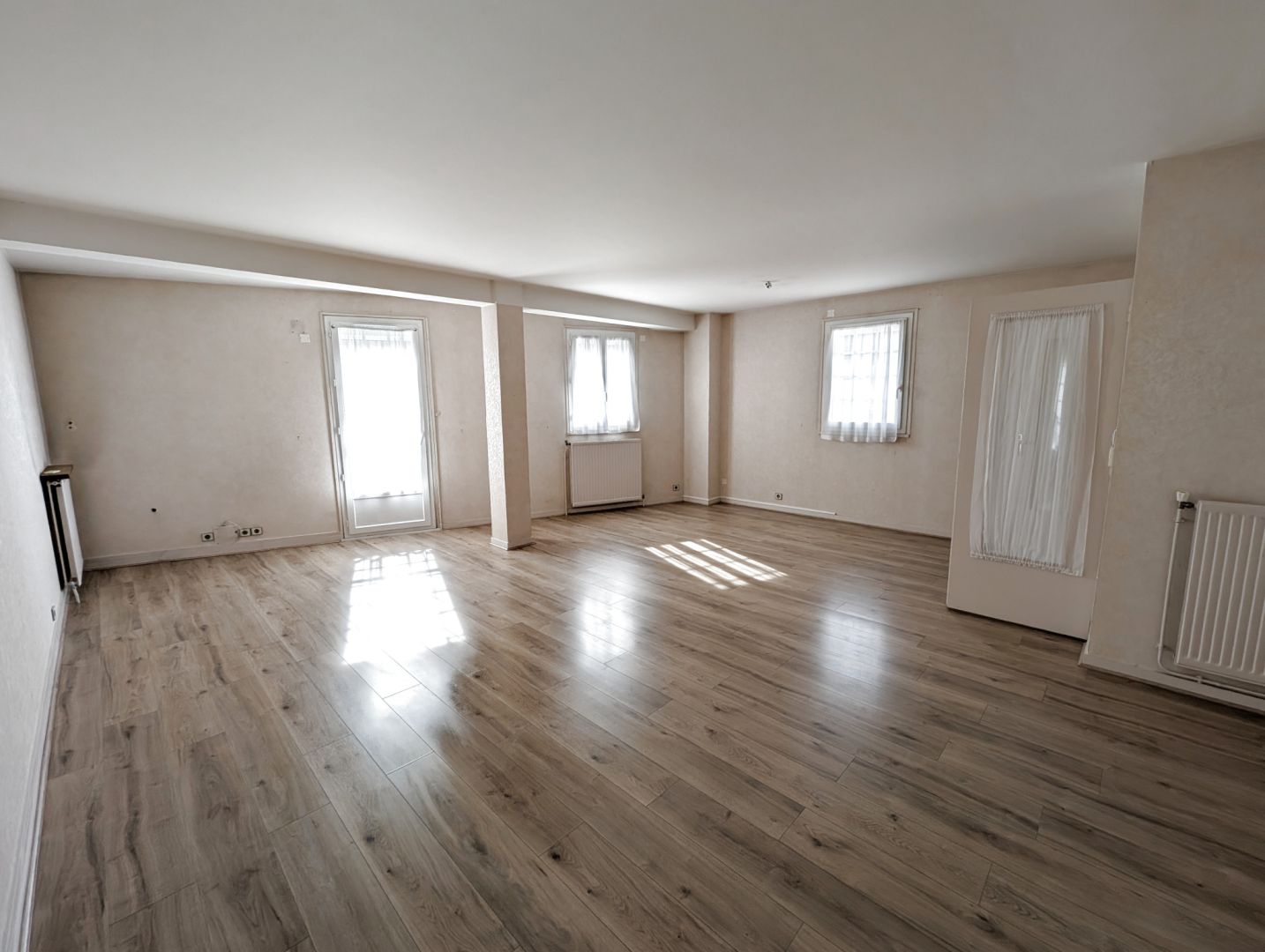 CHATEAUDUN - CENTRE VILLE - Grand appartement lumineux